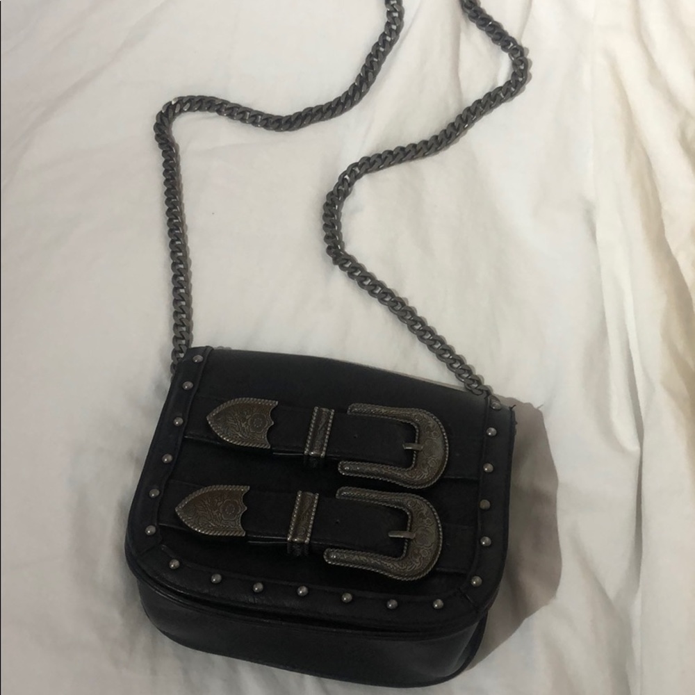 Trendy buckle detail crossbody